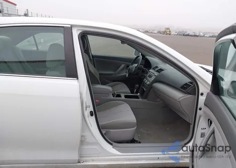 2010 Toyota Camry Le z USA, uszkodzony, nr VIN 4T4BF3EK2AR079718